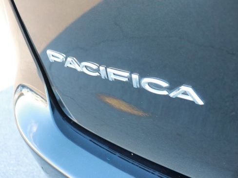 Used 2022 Chrysler Pacifica Touring-L image 6