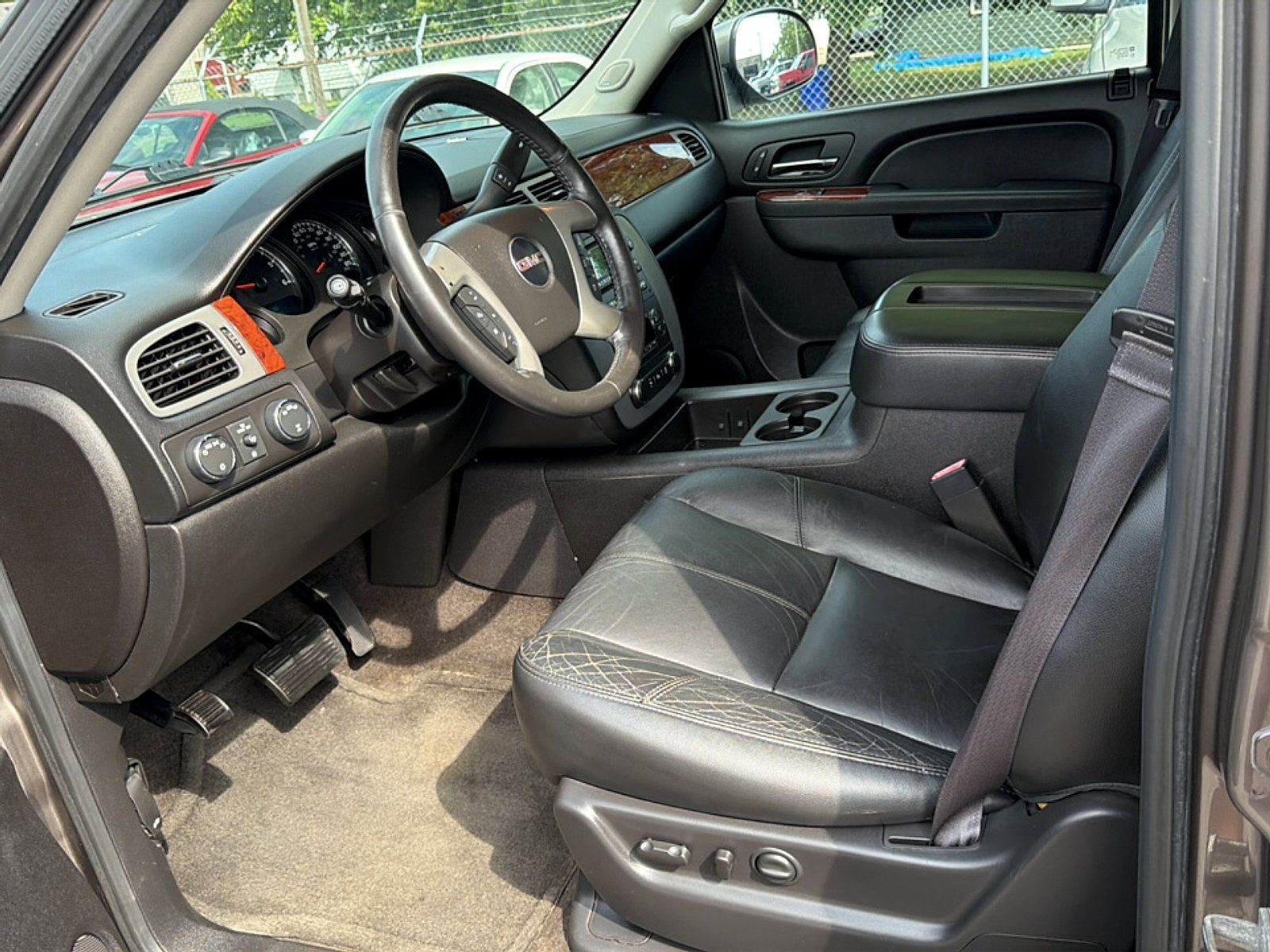 Used 2013 GMC Yukon XL SLT w/ SLT-2 Equipment Package AWD/4WD image 13