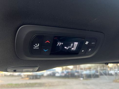 Used 2025 Chrysler Pacifica Limited image 25