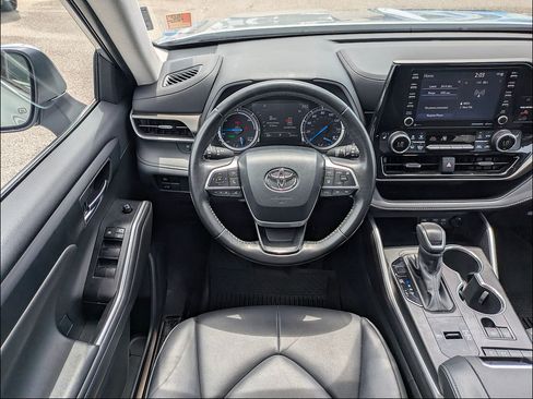 Used 2022 Toyota Highlander XLE FWD image 28