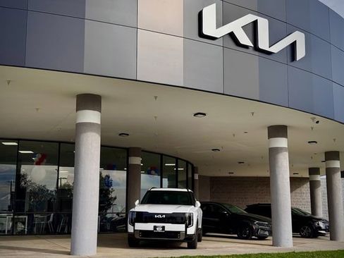 Used 2019 Nissan Kicks SV image 4