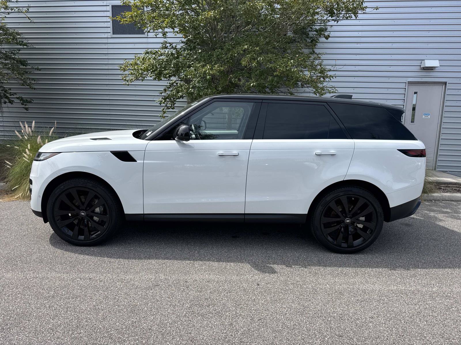 Certified 2025 Land Rover Range Rover Sport SE AWD/4WD image 2