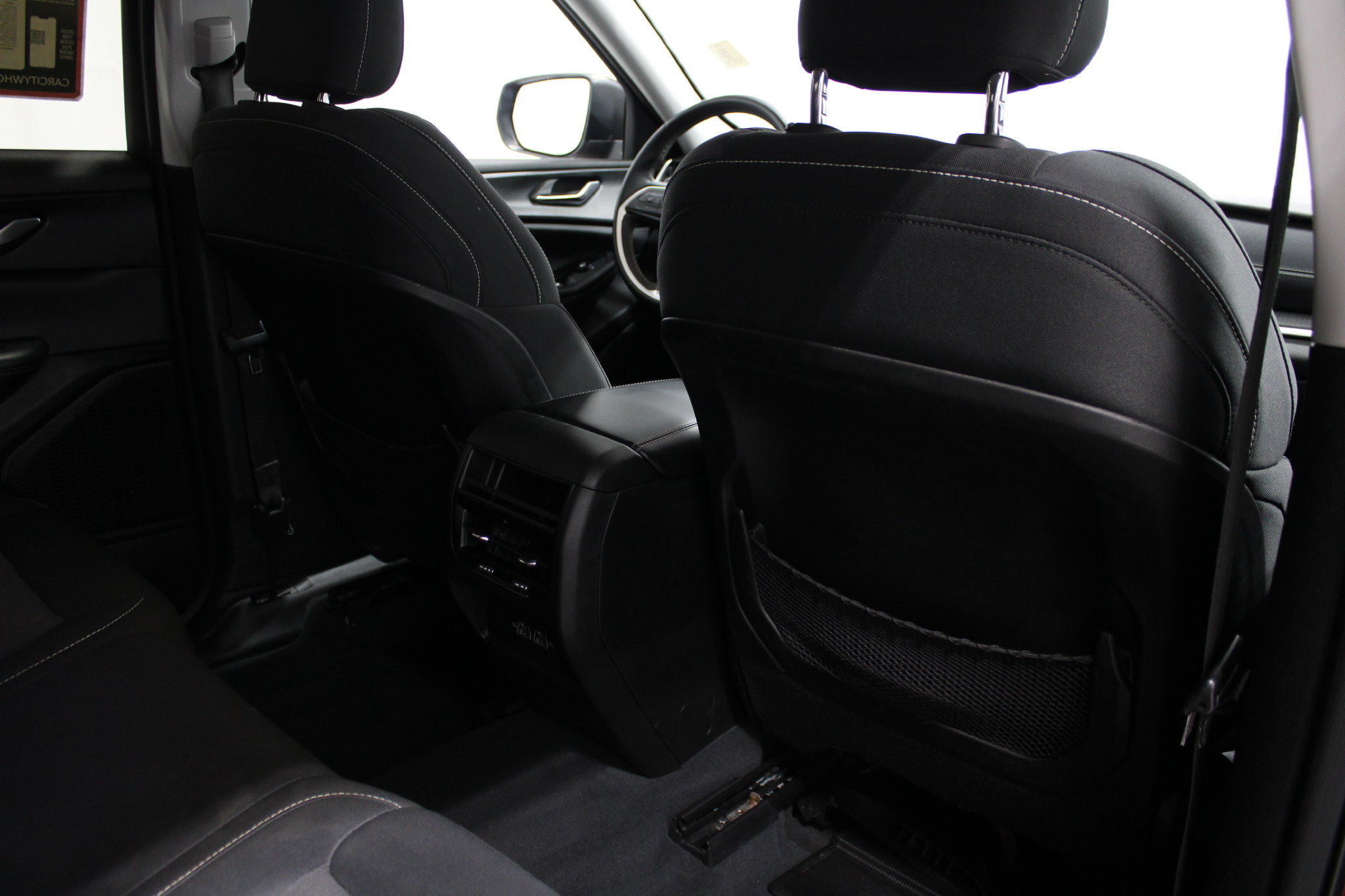Used 2023 Jeep Grand Cherokee Laredo AWD/4WD image 21