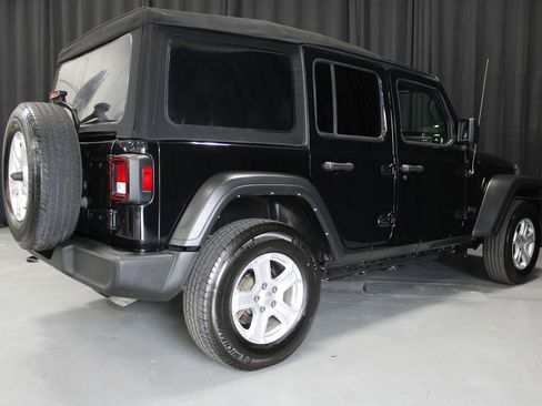 Used 2022 Jeep Wrangler Unlimited Sport image 3