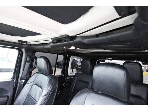 Used 2019 Jeep Wrangler Unlimited Sahara AWD/4WD image 27
