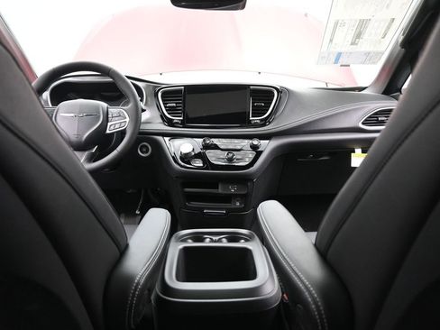 New 2026 Chrysler Pacifica Select image 24