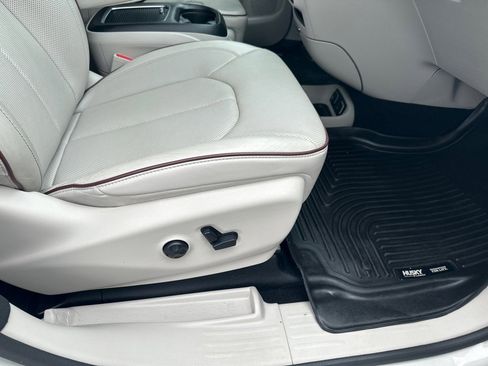 Used 2020 Chrysler Pacifica Limited FWD image 10