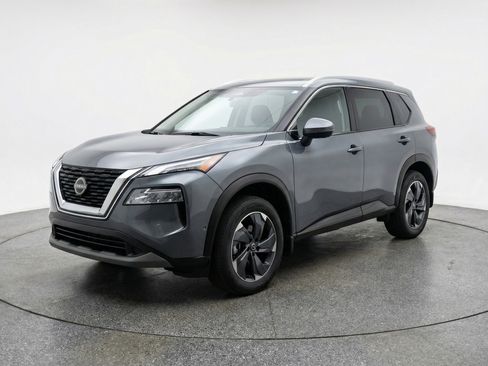 Used 2025 Nissan Rogue SV image 3