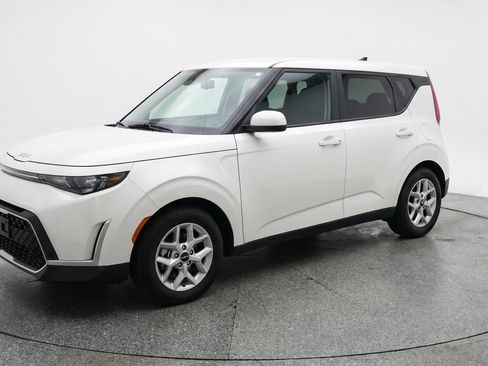 Used 2025 Kia Soul LX w/ LX Technology Package FWD image 3
