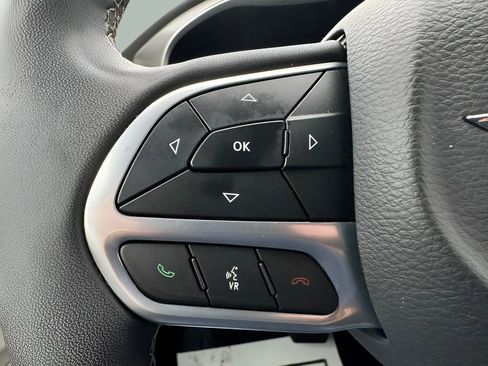 Certified 2023 Chrysler Pacifica Touring-L image 17