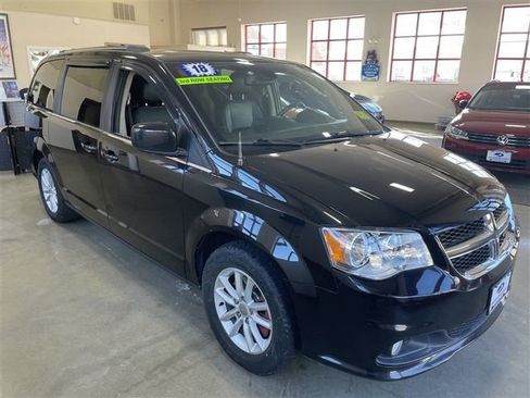 Used 2018 Dodge Grand Caravan SXT image 3