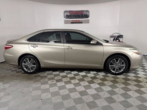 Used 2015 Toyota Camry SE image 2