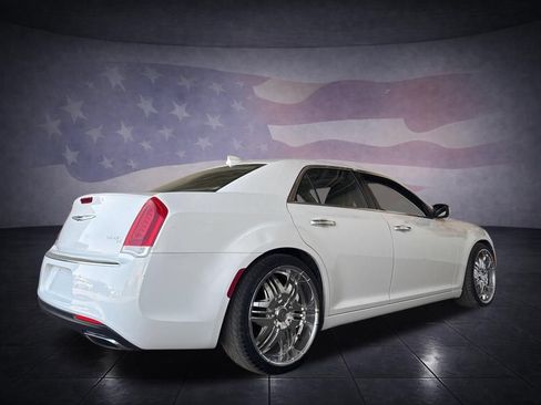 Used 2017 Chrysler 300 C RWD image 5