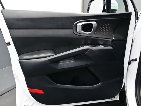 Used 2025 Kia Sorento EX w/ Panoramic Sunroof Package image 9