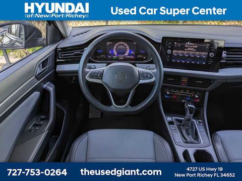 Used 2025 Volkswagen Jetta SE image 16