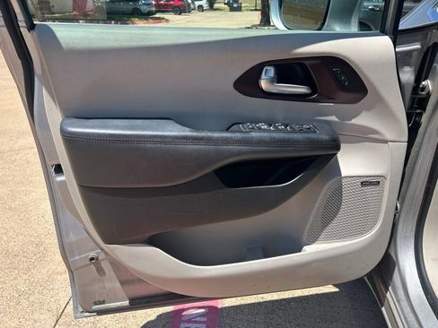 Used 2017 Chrysler Pacifica Limited FWD image 13