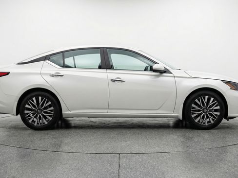 Used 2025 Nissan Altima 2.5 SV image 11