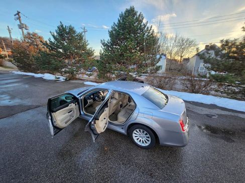 Used 2013 Chrysler 300 w/ Driver Convenience Group image 36