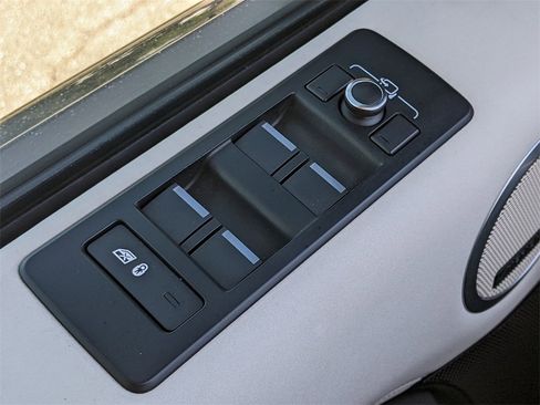 Used 2017 Land Rover Discovery HSE image 33