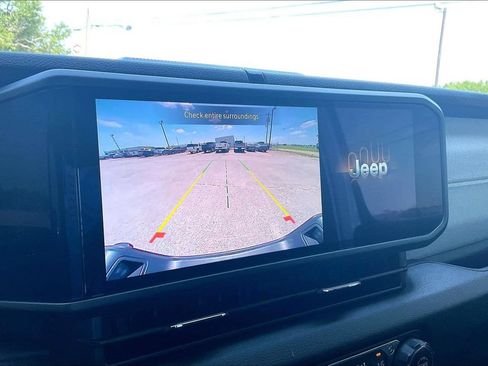 Used 2025 Jeep Gladiator Sport AWD/4WD image 13