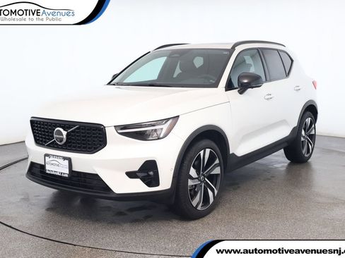 Used 2024 Volvo XC40 B5 Plus w/ Climate Package image 1