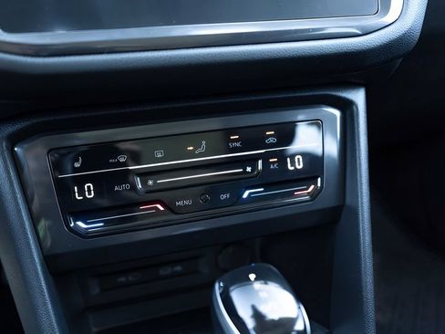 Used 2022 Volkswagen Tiguan SE w/ Panoramic Sunroof Package FWD image 17