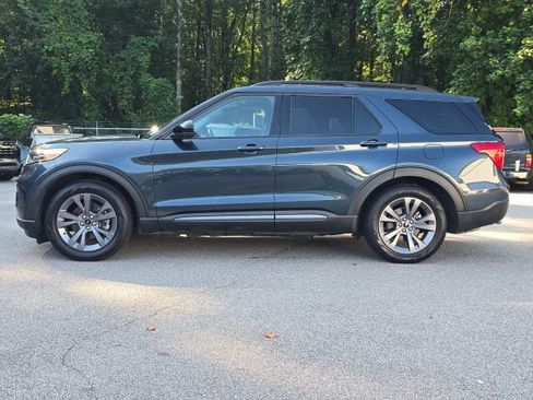 Used 2023 Ford Explorer XLT w/ Equipment Group 202A RWD image 3