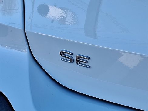 Certified 2025 Volkswagen Taos SE w/ Panoramic Sunroof Package image 33