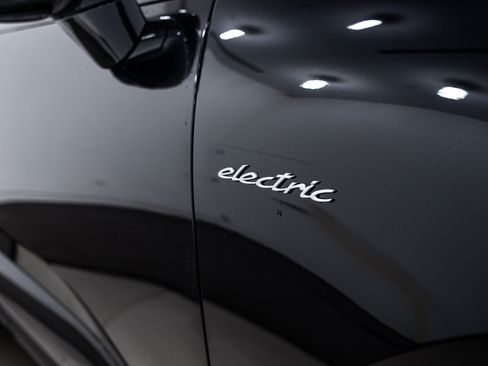 New 2025 Porsche Macan 4S Electric image 23