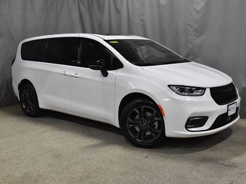 New 2026 Chrysler Pacifica Select image 4