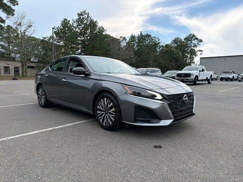 Used 2024 Nissan Altima 2.5 SV FWD image 3