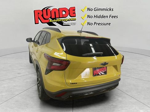 Used 2024 Chevrolet Trax RS w/ Sunroof Package FWD image 3
