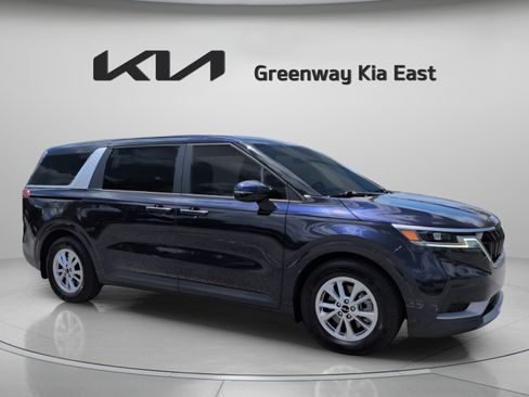 Certified 2024 Kia Carnival LX FWD image 3