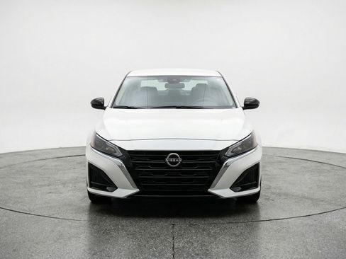 Used 2025 Nissan Altima 2.5 SV image 2