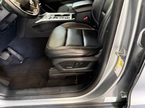 Used 2020 Ford Explorer XLT w/ Equipment Group 202A AWD/4WD image 18