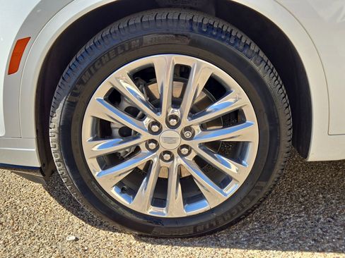 Used 2022 Cadillac XT6 Premium Luxury image 11