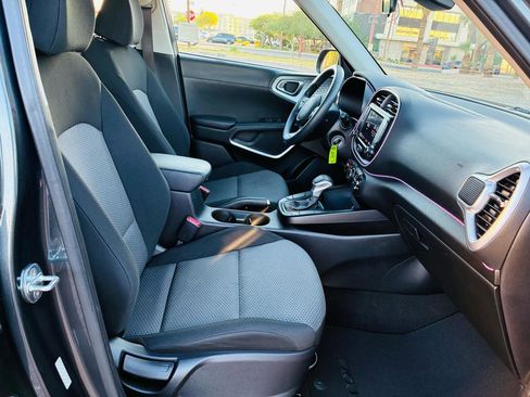 Used 2023 Kia Soul LX w/ LX Technology Package FWD image 21