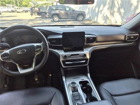 Used 2022 Ford Explorer XLT w/ Equipment Group 202A AWD/4WD image 24