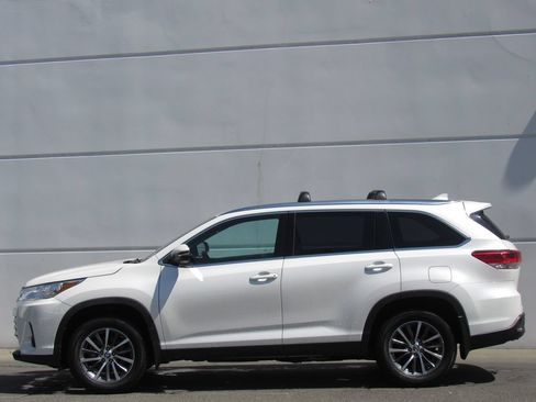 Certified 2019 Toyota Highlander XLE AWD/4WD image 4