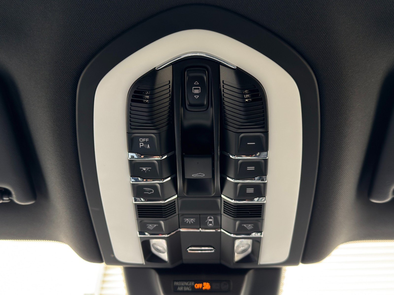 Used 2021 Porsche Macan AWD/4WD image 34