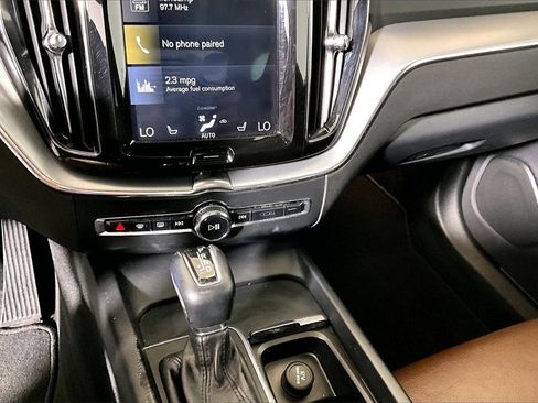 Used 2018 Volvo XC60 T5 Momentum w/ Vision Package image 25