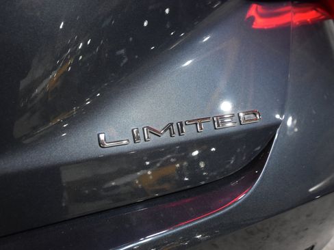 Used 2019 Toyota Avalon Limited image 10