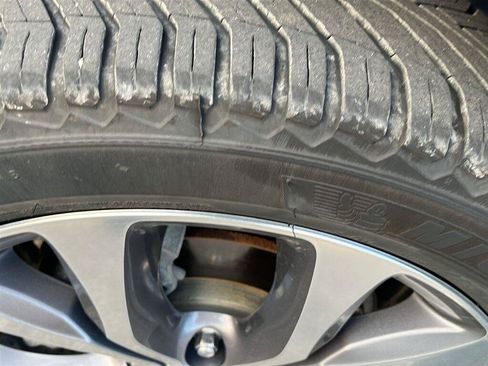 Used 2018 Chrysler Pacifica Limited w/ Tire & Wheel Group FWD image 11