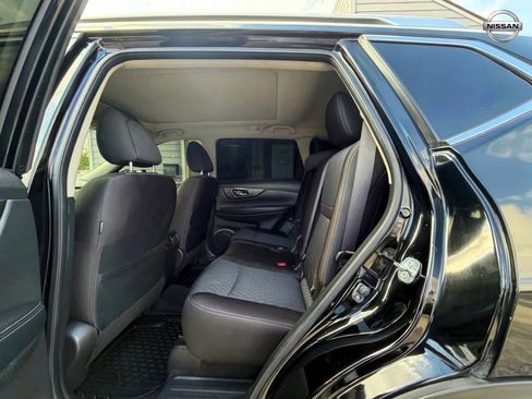 Used 2019 Nissan Rogue SV w/ Sun & Sound Touring Package image 8