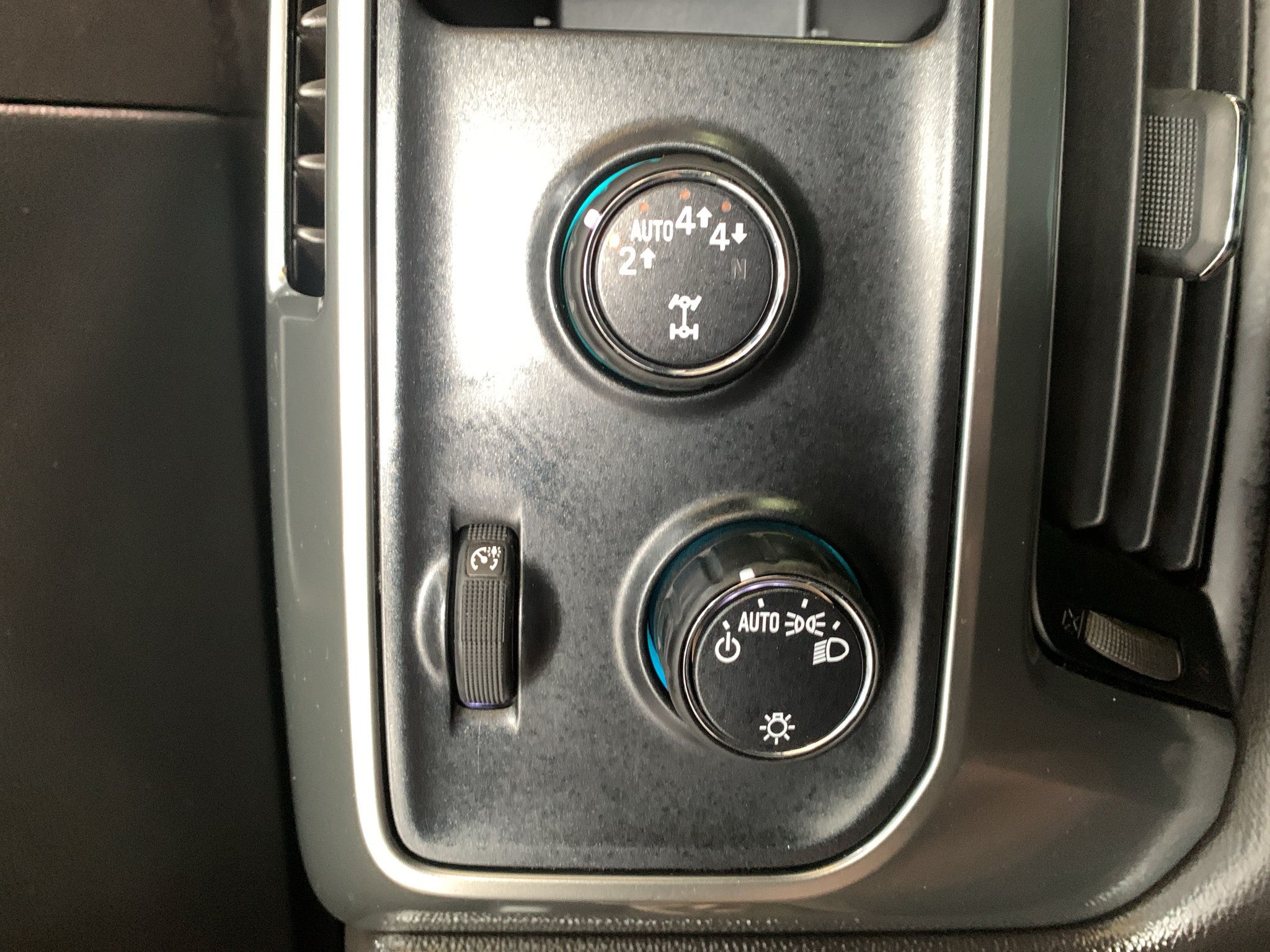 Used 2018 Chevrolet Silverado 1500 LT AWD/4WD image 25