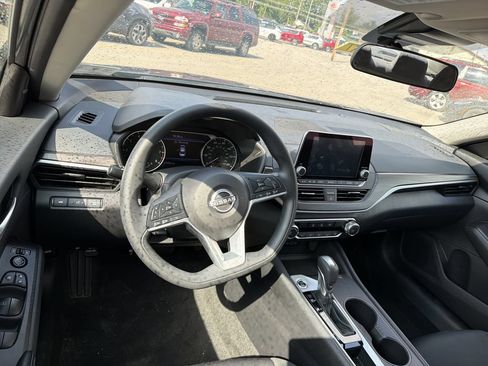 Used 2025 Nissan Altima 2.5 SV FWD image 14