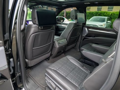 Used 2025 Cadillac Escalade ESV Sport Platinum AWD/4WD image 26