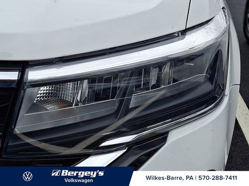 Used 2023 Volkswagen Taos SE w/ Panoramic Sunroof Package AWD/4WD image 10