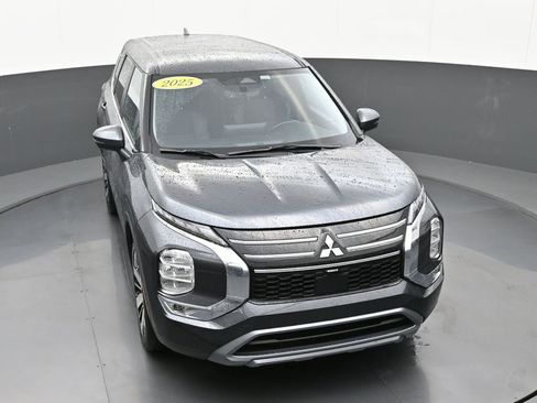 Used 2025 Mitsubishi Outlander SE image 42