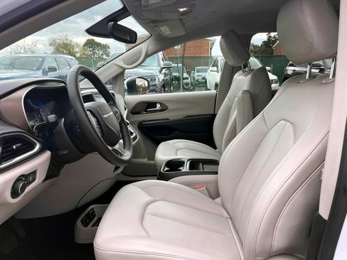 Certified 2021 Chrysler Voyager Lxi image 14